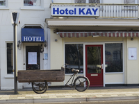 906760 Afbeelding van een ouderwetse bakfiets voor Hotel Kay (Wittevrouwensingel 44bis) te Utrecht.